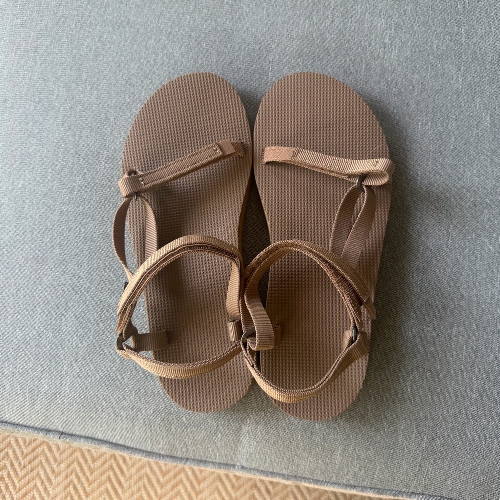 Teva Neutral Tan Strappy Sandals NWT - Picture 2 of 4